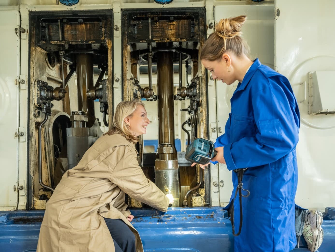 Twee vakmensen inspecteren de pompinstallatie van een gemaal